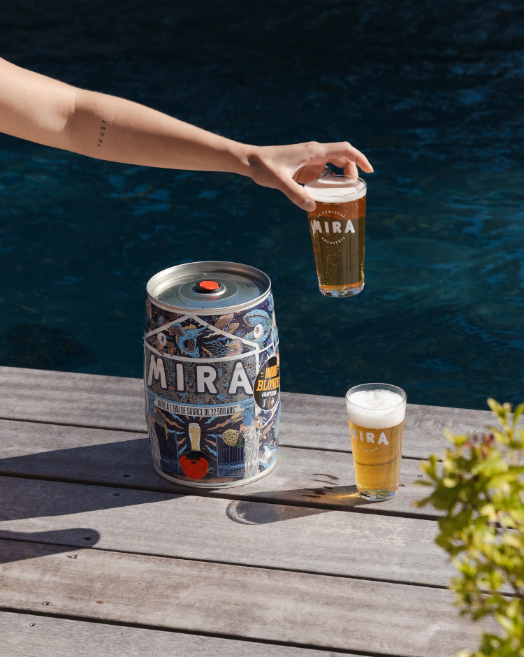<p>Avec nos fûts de 5 litres, l’esprit de Mira vous accompagne où que vous alliez. Du jardin à la plage, de la salle à manger à la terrasse, ils sont le compagnon idéal pour rassembler et célébrer !</p>
<p>Cette bière blonde offre des notes de miel et céréalières à la dégustation. Elle est également très rafraîchissante grâce aux notes florales présentes en bouche.</p>
<p>Laissez la créativité de Mira éveiller vos sens.</p>
