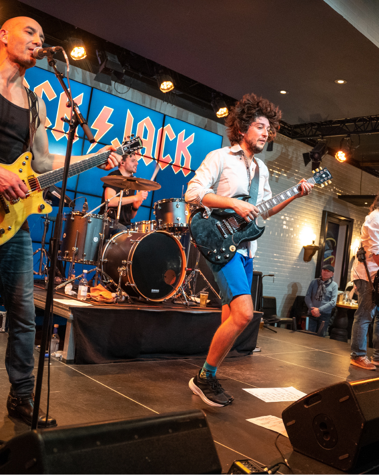 <p>Concerts, DJ sets, shows… The program rich and full of surprises! So check our agenda, because what could be better than a good evening at the Pub, over a Mira beer?</p>