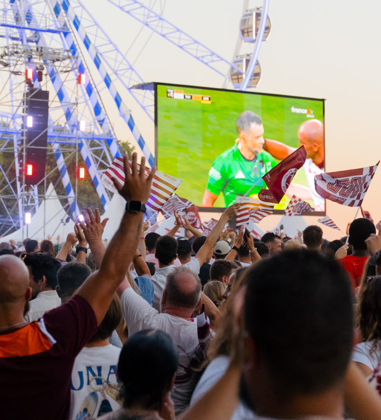 Ce samedi 29 juin, nous étions fiers d’être fournisseur de bière à la fan zone UBB à l’occasion de la finale du Top 14.
Un moment fort, place des Quinconces à Bordeaux, avec des milliers de supporters réunis pour soutenir leur équipe.